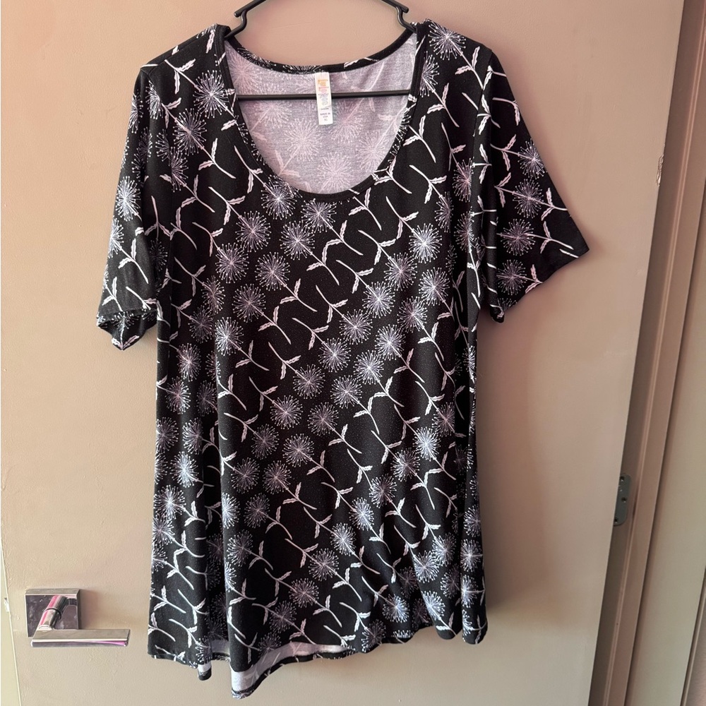 Black and White Daisy Patterned Women's LulaRoe Perfect T